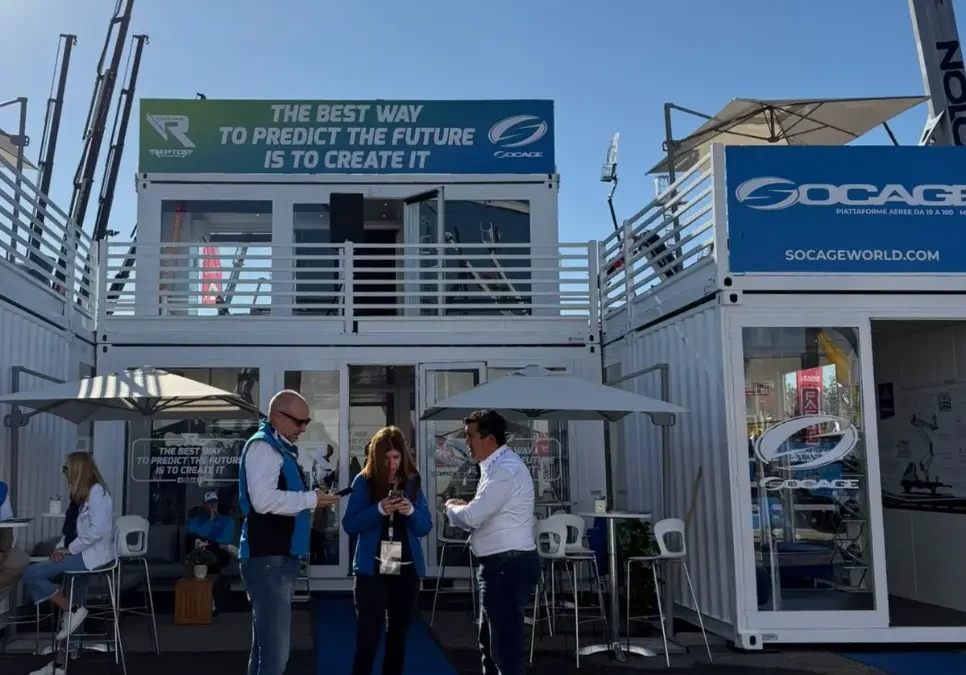 Stand Sogace realizzato con container Showbox modulari su due livelli al GIS EXPO, con area meeting e terrazza panoramica