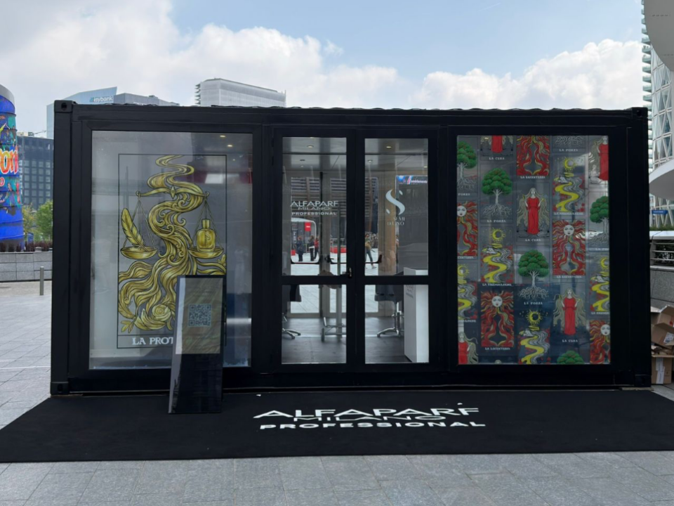 Container pop-up vetrato di Alfaparf Milano allestito in Piazza Gae Aulenti durante il Fuorisalone.