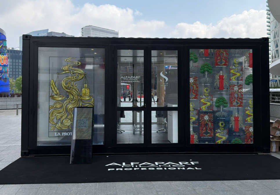 Container pop-up vetrato di Alfaparf Milano allestito in Piazza Gae Aulenti durante il Fuorisalone.
