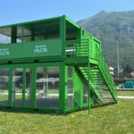 Struttura modulare Garnier Fructis su due livelli con container vetrati, terrazze e scala esterna al Nameless Festival 2026.