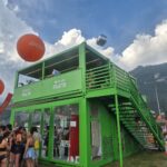 Container Garnier Fructis su due piani durante il Nameless Festival 2026, con pubblico al piano terra e sulle terrazze.