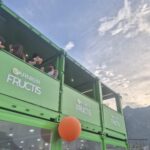 Dettaglio delle terrazze superiori della struttura Garnier Fructis con ospiti e personalizzazione del brand.