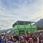 Struttura Garnier Fructis affacciata sull’area del Nameless Festival 2026, circondata dal pubblico durante l’evento.