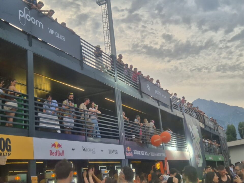 VIP Lounge modulare su più livelli con terrazze affollate e aree bar al Nameless Festival 2026.