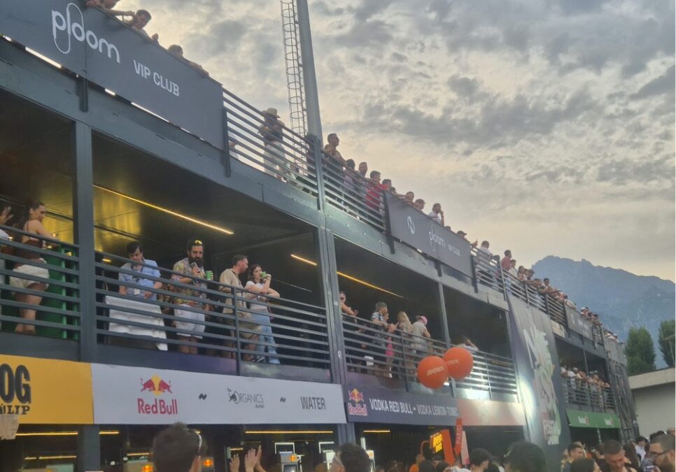 VIP Lounge modulare su più livelli con terrazze affollate e aree bar al Nameless Festival 2026.