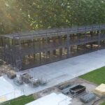 Vista dall’alto della VIP Lounge in costruzione con moduli container, terrazze e area di cantiere del festival.